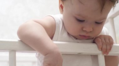 Oğlu inbaby yatak çalıyor.