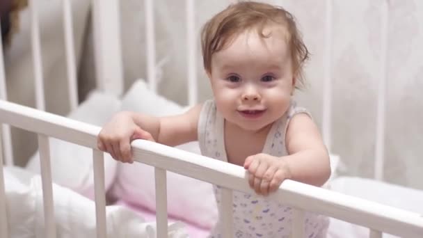 Baby χαμόγελα με πρώτο νεογιλά δόντια. — Αρχείο Βίντεο