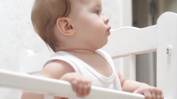 Bebê Segura Borda Cama Bebê Brincar — Vídeo de Stock
