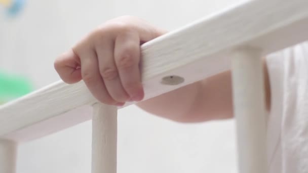 Bebé toma de la mano para la cuna . — Vídeos de Stock