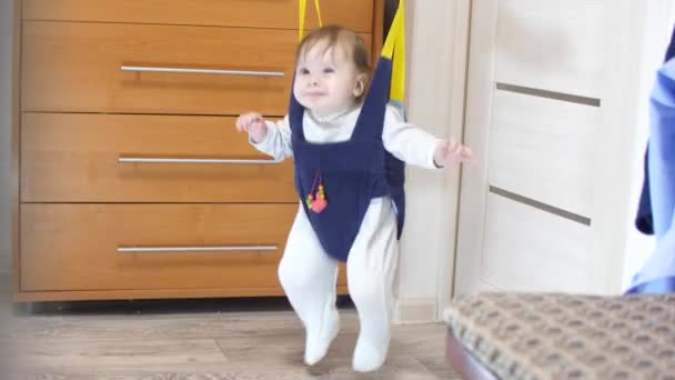 Niño feliz saltando en la habitación de los niños y sonriendo . — Vídeos de Stock