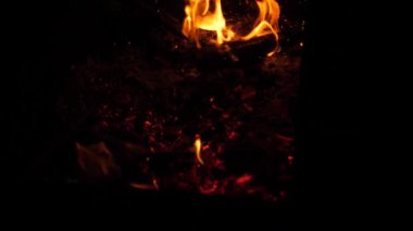 kırmızı sıcak kömürleri ızgara içinde. sıcak ateşten dön kıvılcımlar. Ağır çekim. yakın çekim