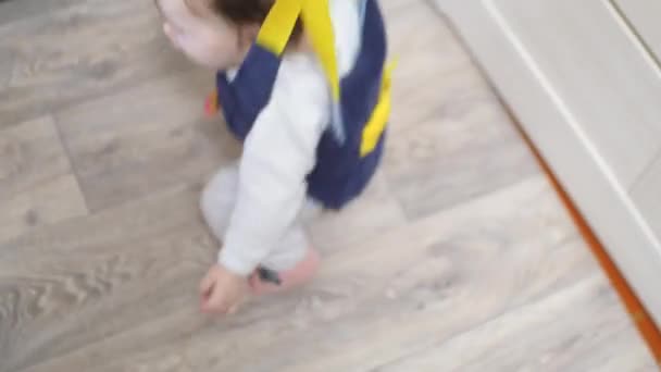 Счастливый ребенок прыгает весело — стоковое видео