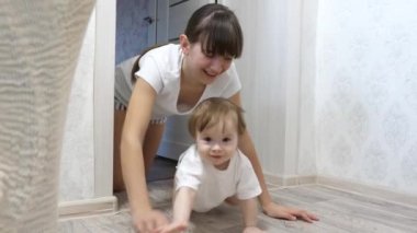 Anne Çocuk odası çocuğunu çalış.
