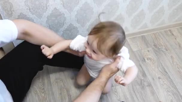 Μπαμπάς Μωρό Ρίχνει Επάνω Και Βάζει Γέλια Στο Δωμάτιο Παιδιά — Αρχείο Βίντεο