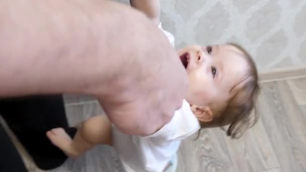Ett litet barn leker med hans far. — Stockvideo