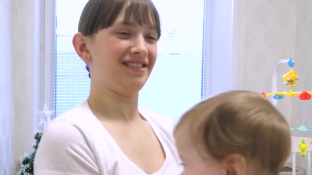 Une jeune mère tient un enfant bien-aimé dans ses bras, et ils rient quand ils jouent . — Video