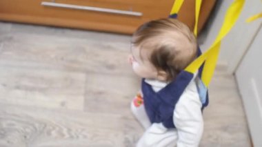 mutlu çocuk neşeyle atlar ve gülüyor, çocuk çocuk odasında oynuyor. yakın çekim