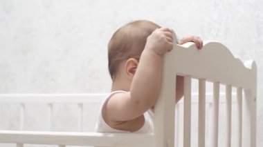 Şirin Bebek beşik içinde çalış