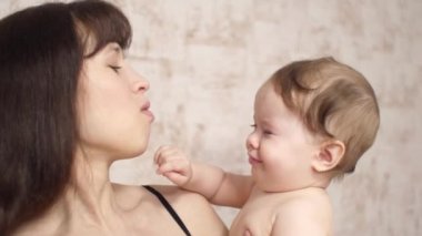 Bebeğim, mutlu aile oynamak için dil gösterilen çocuk ile oynarken anne