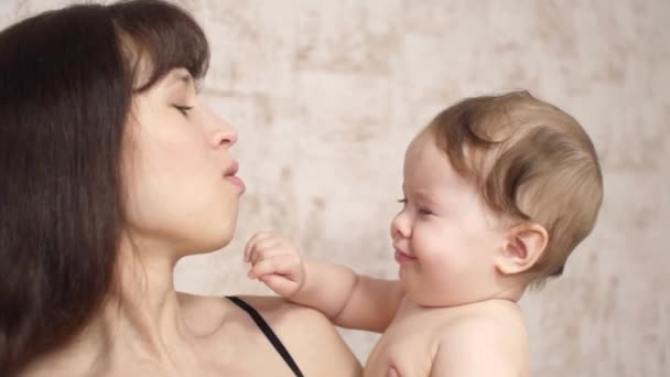 Mutter spielt mit Kind und zeigt Baby die Sprache, glückliche Familie spielt — Stockvideo