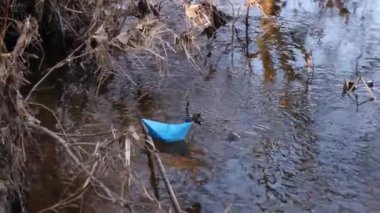 Mesafe içine acele nehir akarsu boyunca küçük renkli kağıt tekneler yüzmek.