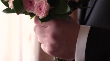 güzel bir siyah ceket ve beyaz gömlek'ın adamlarından elinde beyaz, kırmızı gül buketi. yakın çekim