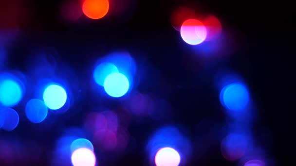 Glittrande FESTONG lyser med mångfärgade lampor. oskärpa färgade lampor lyser. närbild. — Stockvideo