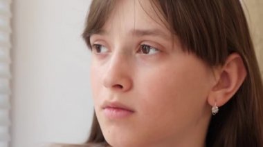 Genç kız sıcak sabah kahve içecekler