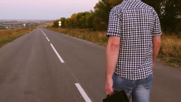年轻的男性企业家走在路上 背着文件在他的手黑色公文包 — 图库视频影像