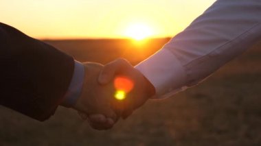 gün batımında el sıkışan iki iş adamları. yakın çekim