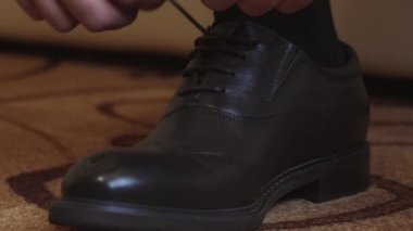Elleri bağlı ayakkabı bağcığı siyah ayakkabılar üzerinde mans yakın çekim