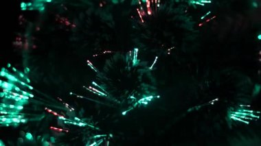 Noel ağacı odasında mavi, kırmızı ışıklar ile parlar. çelenk ve güzel renkli ışıklar ile ışımalar ile süslenen yapay Noel ağacı.
