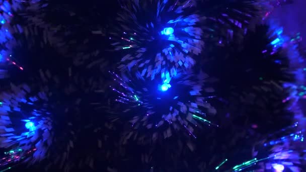 Kerstboom die versierd met garland gloed met gekleurde lichten in de kinderkamer — Stockvideo