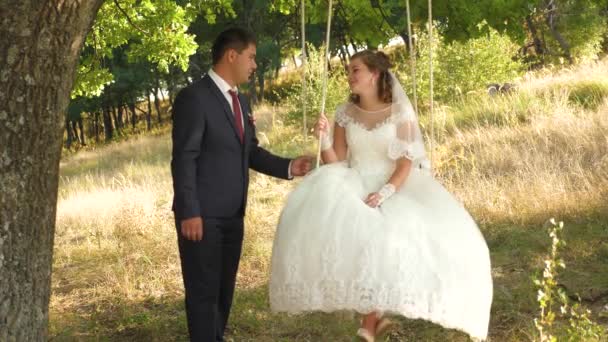 Noiva Feliz Noivo Belo Vestido Branco Balançando Balanço Parque Verão — Vídeo de Stock