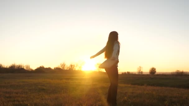 幸せなビジネスの女性の手でブリーフケースと 太陽の明るい光で夕暮れ時の成功を楽しんでいます — ストック動画