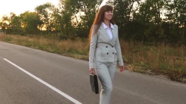 Glad affärskvinna i kostym går på väg till jobbet med viktiga dokument i sin portfölj — Stockvideo