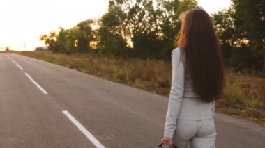 Ciddi bir iş kadın iş takım elbiseli bir iş toplantısına bir evrak çantası'ndaki önemli belgeler ile gider