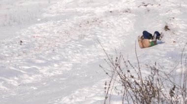 Kız yüksek karla kaplı dağ biniyor. Kış tatili. Frost sezon