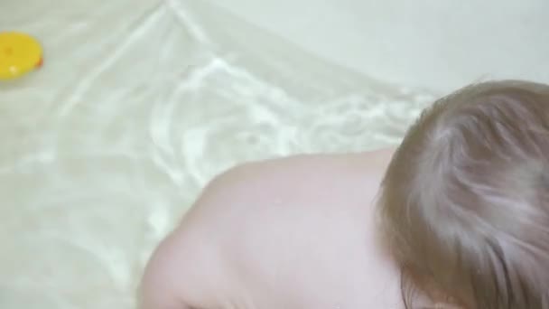 Baby badet und spielt im Badezimmer mit Spielzeug — Stockvideo