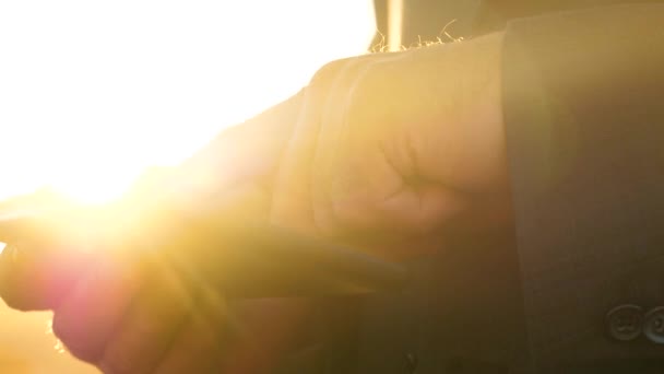 Hände eines Geschäftsmannes, der im Sonnenuntergang mit Tabletten arbeitet. Zeitlupe — Stockvideo