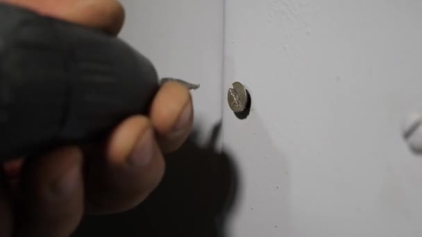 Mens handen draai de schroef vast in ijzer paneel met een schroevendraaier — Stockvideo