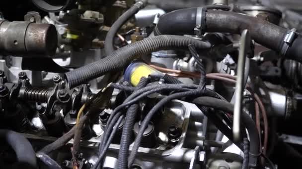 Sauberer, glänzender Motor des Fahrzeugs ist zur Reparatur vorbereitet — Stockvideo