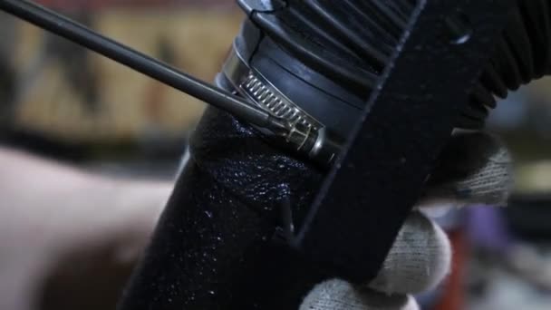 Mens hands tighten hose clamp with a screwdriver. close-up — Stock Video