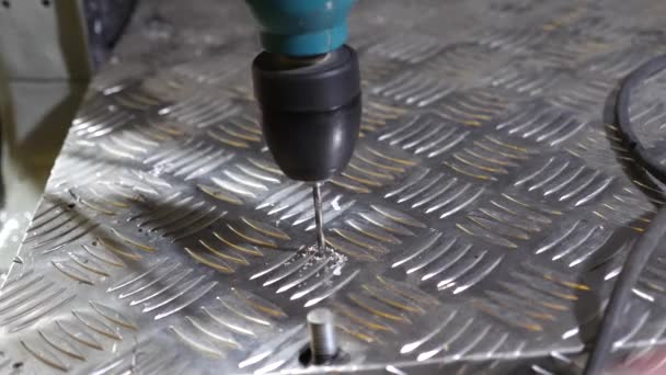 Perceuse métal brillant avec outil à main dans l'atelier de métal . — Video