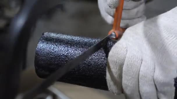 工人用钢锯锯管 — 图库视频影像