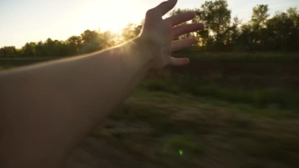 Meisje zwaaien van de auto venster en vangsten zon, slow-motion — Stockvideo