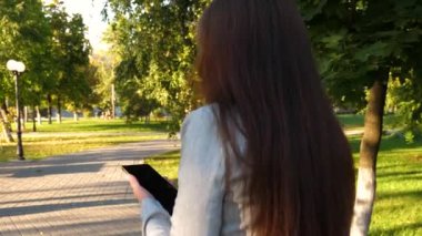 Bir kadın tablet online öğrenir. İş kız tablet kitap okuma.