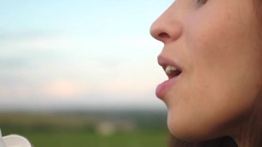 Kız şeffaf sabun köpüğü ve gülüyor esiyor. Ağır çekim.