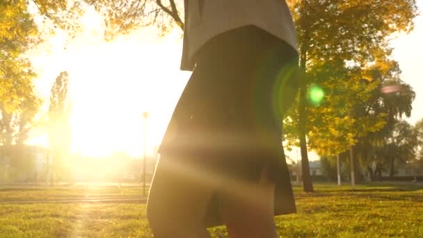 Hermosas piernas de mujer de negocios caminando por la acera . — Vídeo de stock