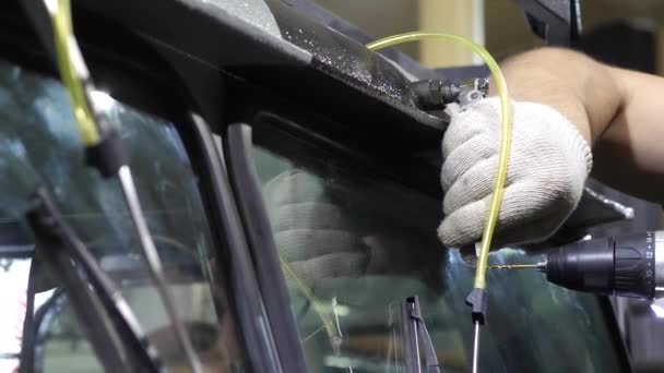 Meccanico auto in guanti protettivi bianchi ripara auto. Trapano in metallo con utensile manuale in officina metallica . — Video Stock