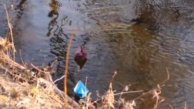 mavi ve kahverengi kağıt tekneler float nehir banka Sonbahar Park boyunca