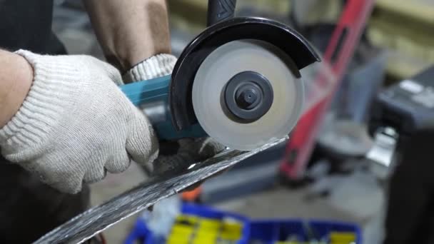 Trabalhadores corta o metal brilhante em luvas de proteção branca moedor. close-up — Vídeo de Stock