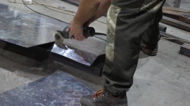 Anahtar Kilit Hizmetleri Beyaz koruyucu eldiven değirmeni parlak metal üretimi keser. yakın çekim