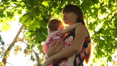 Genç Anne küçük kızı, öper ve gülümseme hugs