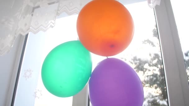 Bunte Luftballons dekorieren Fenster im Kinderzimmer. — Stockvideo
