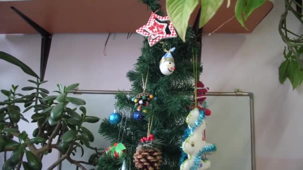 Χριστουγεννιάτικο δέντρο στο παιδικό δωμάτιο είναι διακοσμημένο με όμορφα παιχνίδια. — Αρχείο Βίντεο