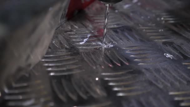 Boor bits bezuinigingen metaal. metalen krullen. fitter boren glanzend metaal met handgereedschap in een metalen workshop. Close-up — Stockvideo