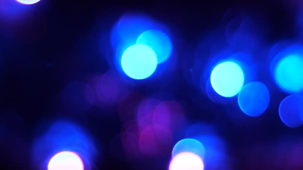 lumières colorées déconcentrées brillent bleu, rouge, vert, orange. Gros plan. festoon scintillant brille avec des lumières multicolores .