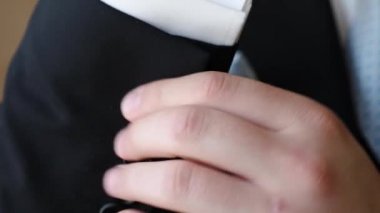 siyah elbiseli adam kol beyaz gömlek ayarlar. yakın çekim